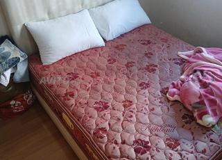 tête de lit avec son matelas 