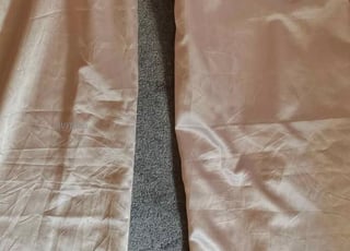 deux rideaux couleur beige 