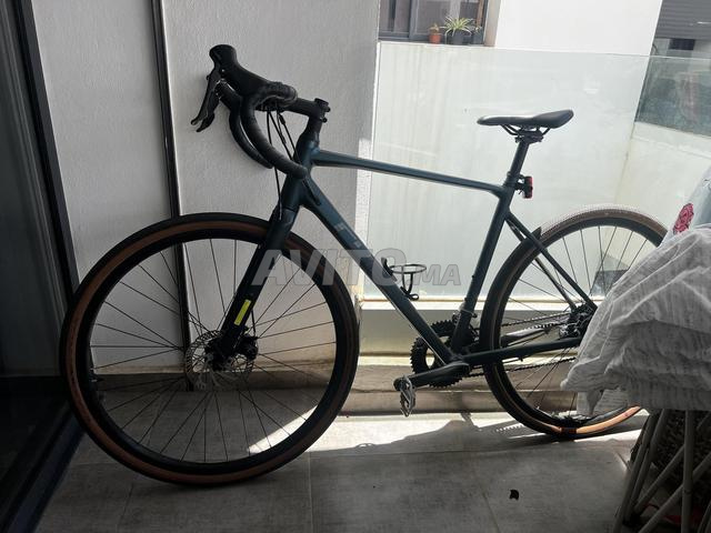 un gravel bike / vélo sport 