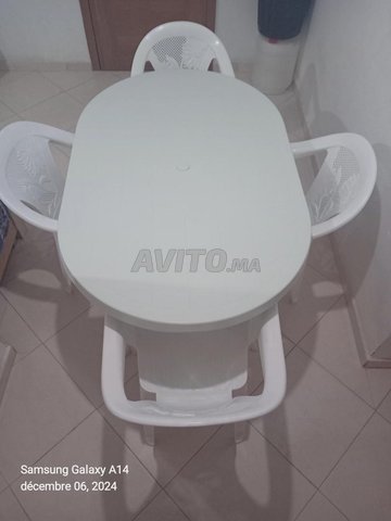 TABLE OVALE EN PVC COULEURE BLACHE AVEC 4 CHAISES