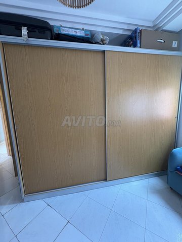 Grande armoire avec portes coulissantes 