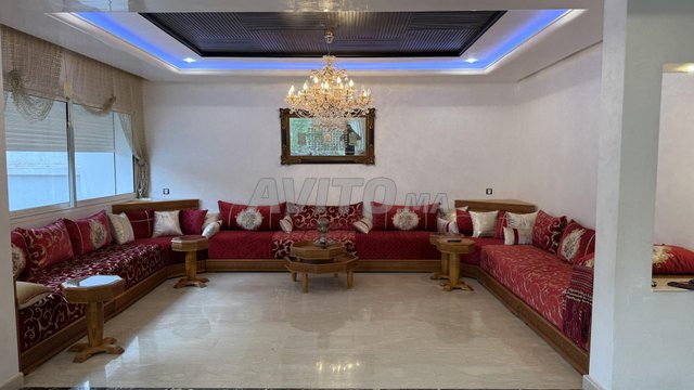 salon beldi complet  table lustre plafond en bois