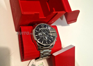 Montre à aiguilles argentée, marque DIESEL