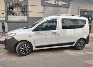 Cheufeur avec voiture dokker