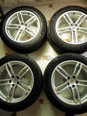 Roues et pneus de Porsche est pour autre voiture 