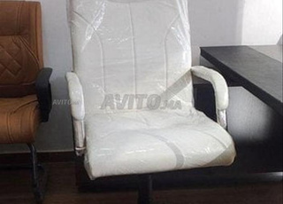 BUREAU DE DIRECTION/CHAISE/VESTIAIRE/CLASSON 