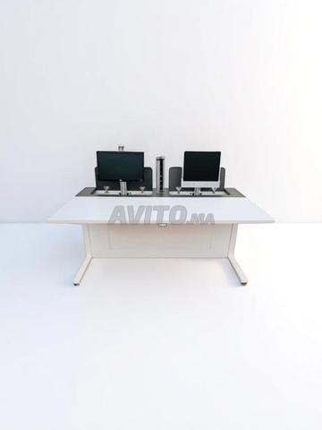 Bureau avec écran escamotable avec prise