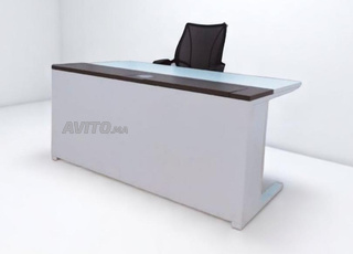 Bureau avec écran escamotable avec prise