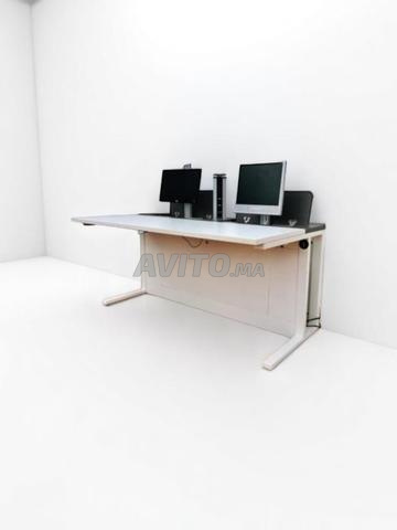 Bureau avec écran escamotable avec prise