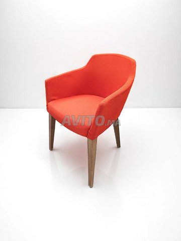 Chaise rembourrée en tissu salle attente café