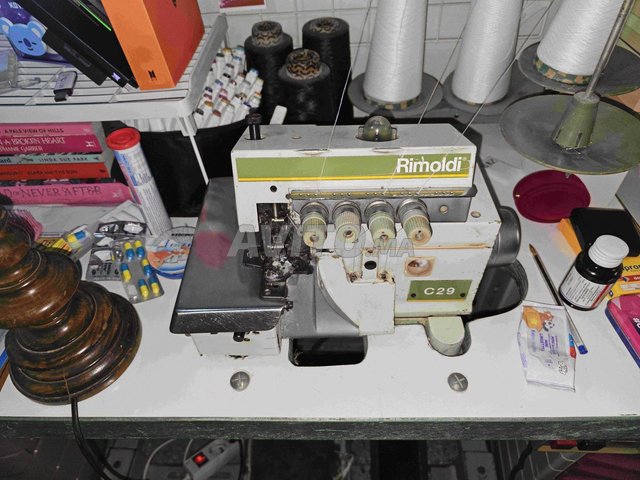 machine a coudre surgie