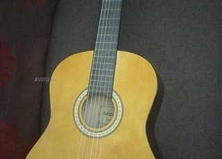 Guitare classique et housse