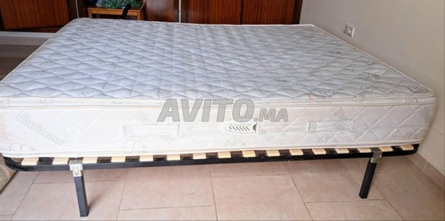 Lit double avec sommier à lattes et matelas double