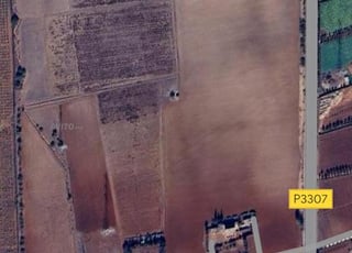 أرض مساحتها 27 هكتارًا للبيع موثقة على الطريق