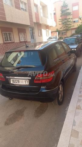 سيارة من نوع مرسيدس B180 في حالة ممتازة للبيع