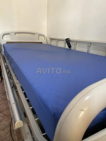 Lit medical electrique et matelas anti escarre