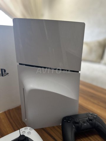 PS5 slim standard avec 2 manettes et 2 cd