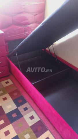 vente de 2 lits et une commode bon état 