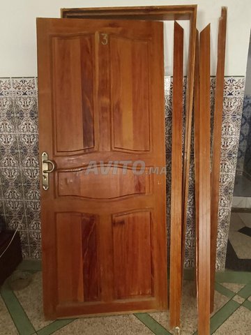 porte d'entrée d'appartement en bois