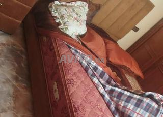 un lit double à vendre
