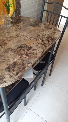 Table à manger avec 2 chaises – état parfait