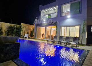 فيلا مع مسبح وموقف سيارات خاص وحراسة 