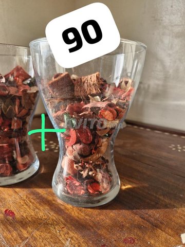 2 vases avec ses fleures