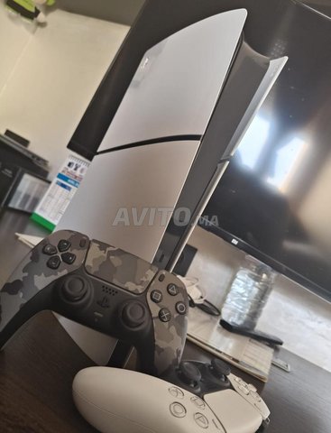 Ps5 slim avec 2 manette et Fc25