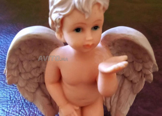 Petite statue d'ange en céramique.