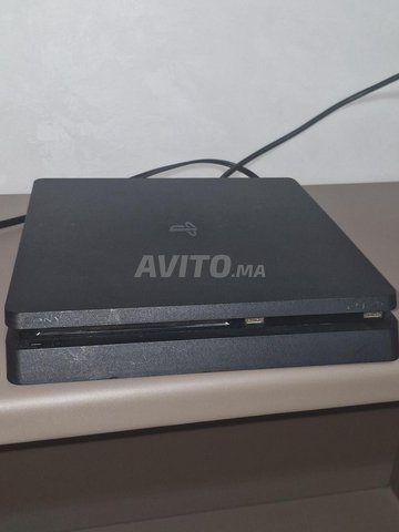 PlayStation 4 slim (ps4) très bon état.