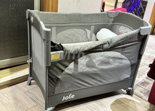 Le lit parapluie Joie.