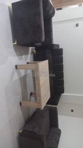 Le Canapé marron foncé avec table MDF