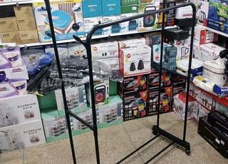 أرفف لتنظيم ملابس بسهولة 