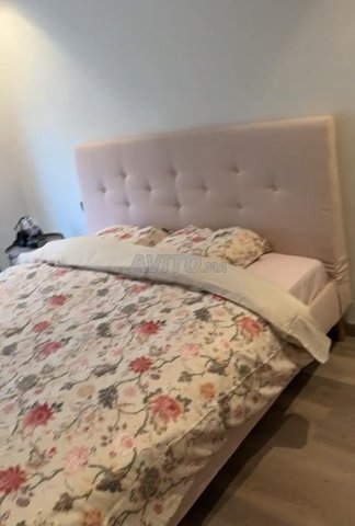 Cadre de lit rose avec matelas ikea