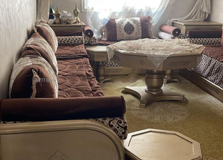 Salon marocain avec tapis 