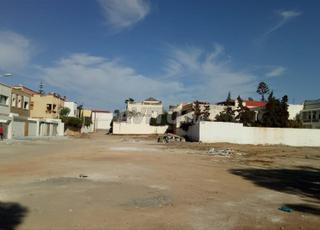 أرض 2568 ذات موقع جيد على جانب الطريق الرئيسي