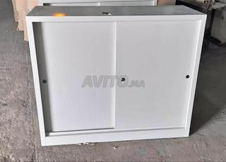 armoire à portes battantes métalliques