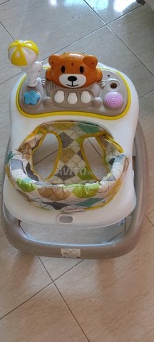 Trotteur bébé en très bon état 