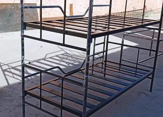 lit avec structure métallique