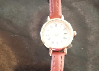 ساعة ذهبية اللون للنساء ماركة عالمية