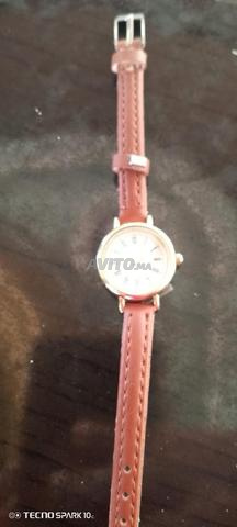 ساعة ذهبية اللون للنساء ماركة عالمية