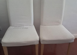 2 chaises en bois avec housse blanche
