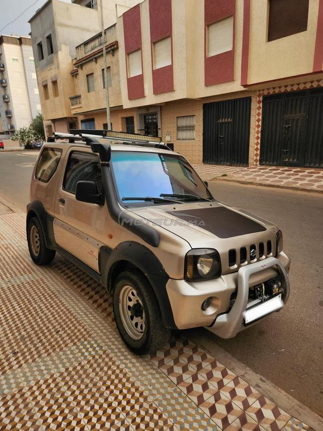 une voiture 4×4 suzuki jimny  