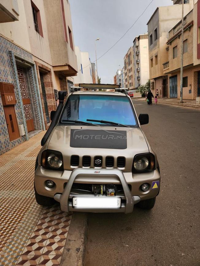 une voiture 4×4 suzuki jimny  