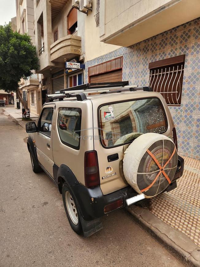 une voiture 4×4 suzuki jimny  