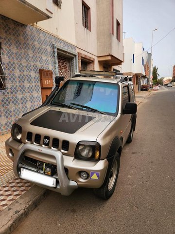 une voiture 4×4 suzuki jimny  