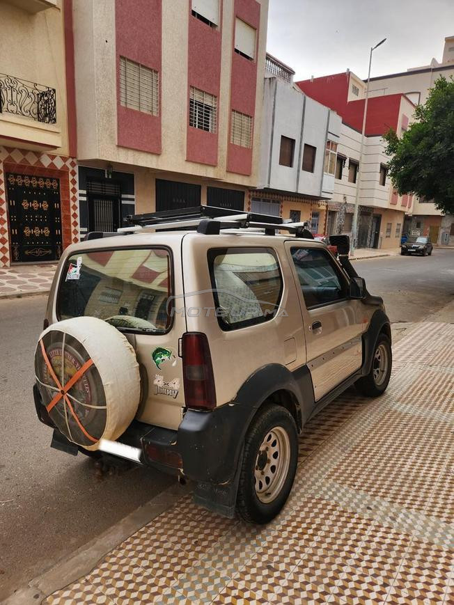 une voiture 4×4 suzuki jimny  