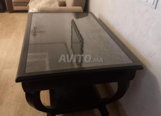 Table en bois massif avec un plateau en verre 