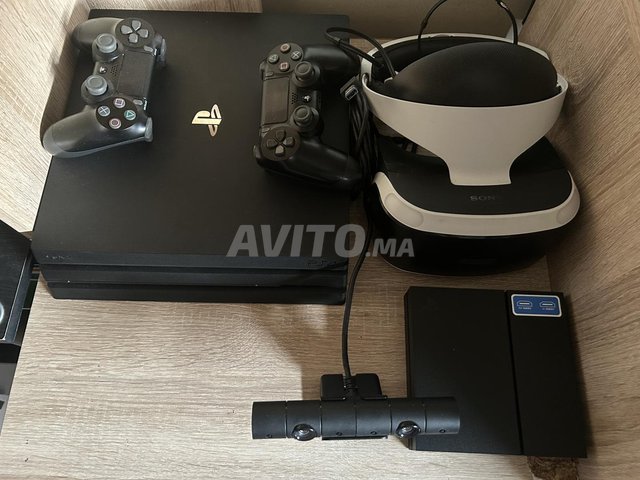 PS4 PRO et 2 MANETTES et VR et 6 JEUX