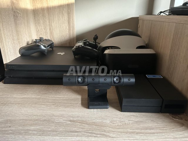 PS4 PRO et 2 MANETTES et VR et 6 JEUX